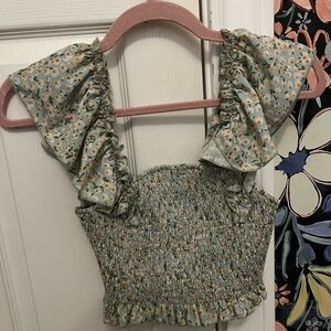 Cute summer top! Floral pattern and ruffle sleeves!!